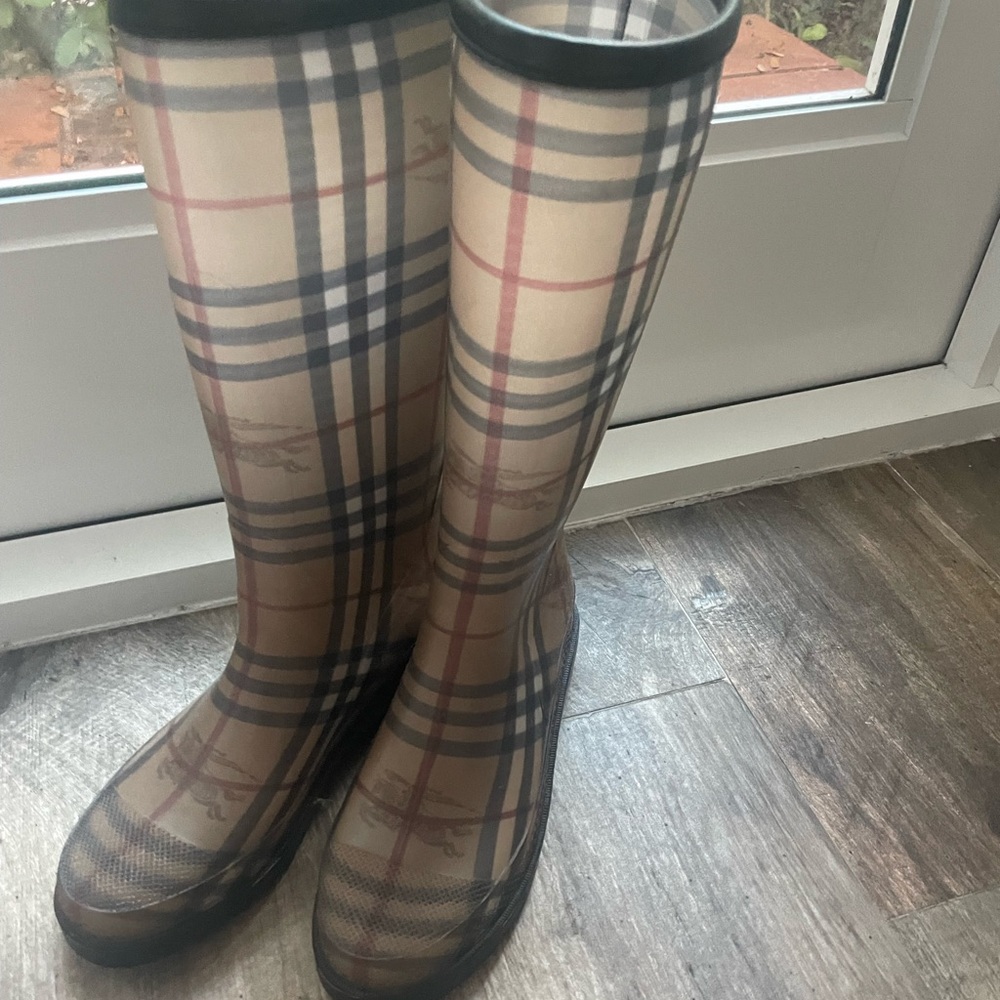 Burberry rain boots - Picture 2 of 3